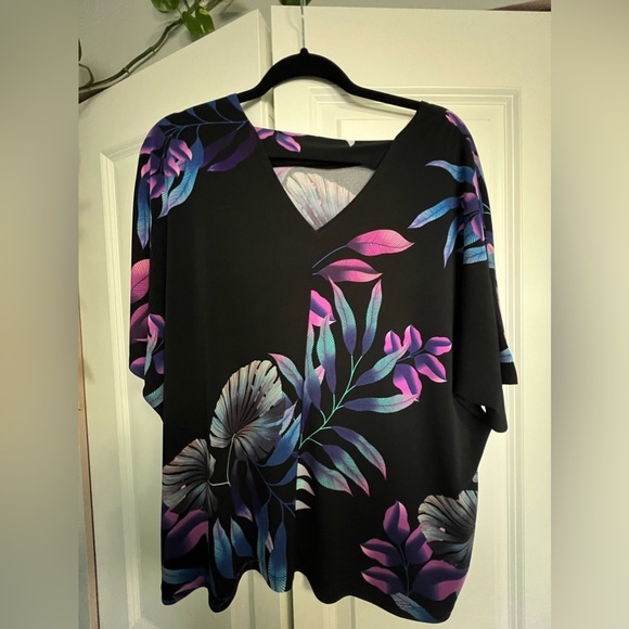 V-Neck Top - Picture 3 of 3